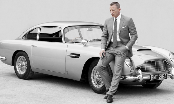 Daniel Craig James Bond standing next to Aston Martin